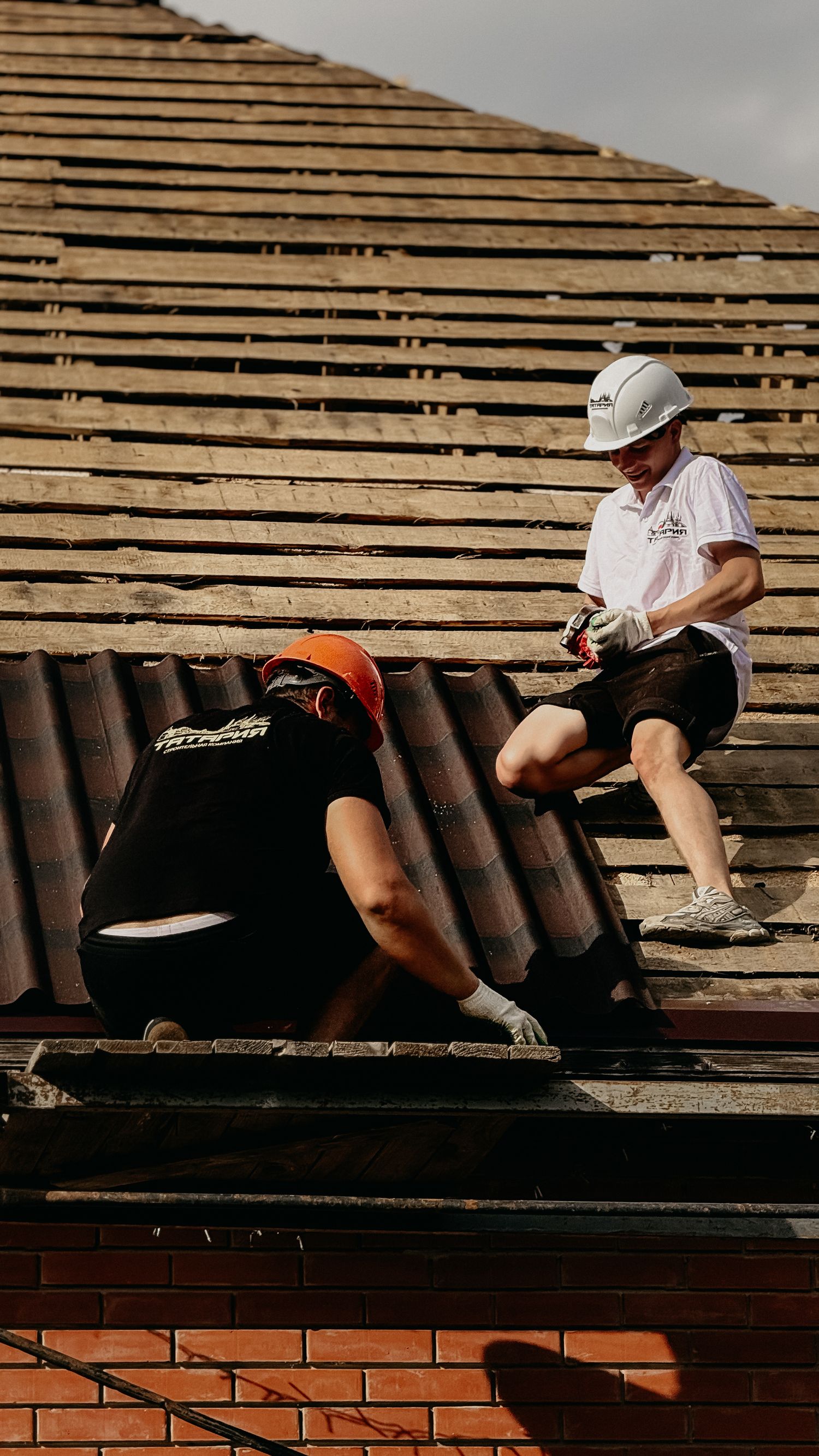 ภาพประกอบช่างกำลังซ่อมกระเบื้องหลังคา